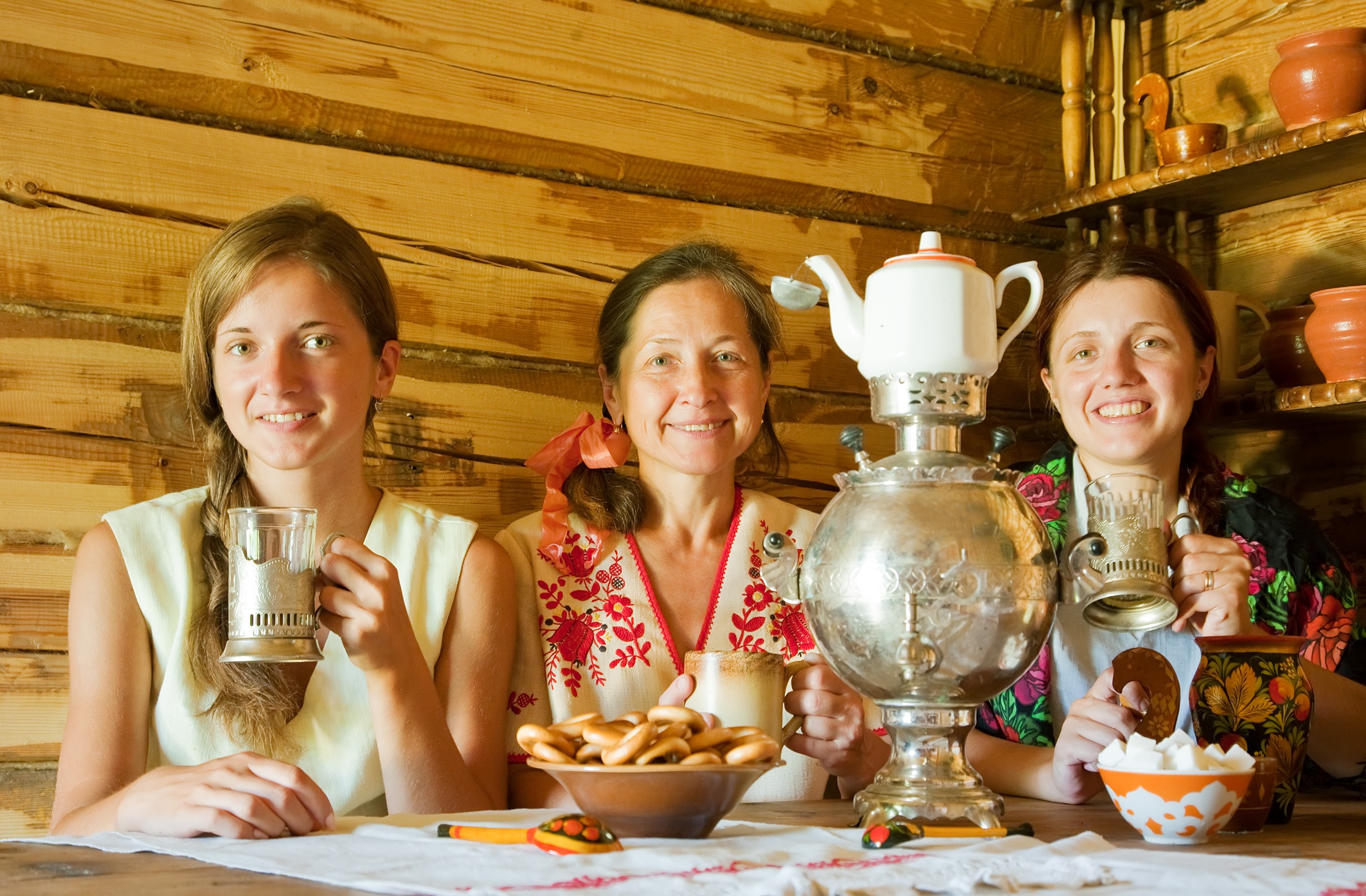 Пить чай в бане. Традиционное русское чаепитие. Чай из самовара. Баба на самоваре. Семейное чаепитие с самоваром.
